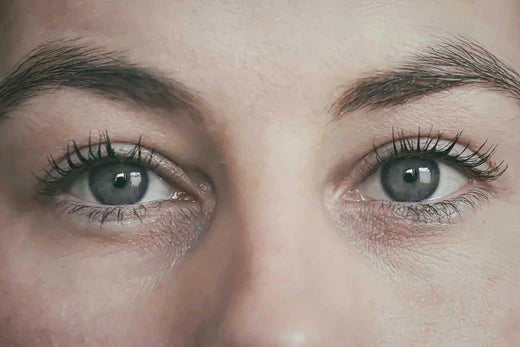 femme aux cils et sourcils relevés