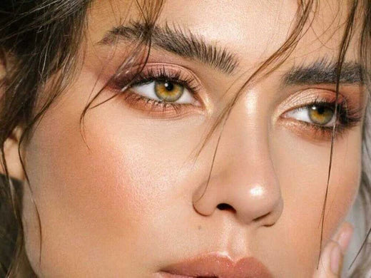 femme aux cils et sourcils relevés