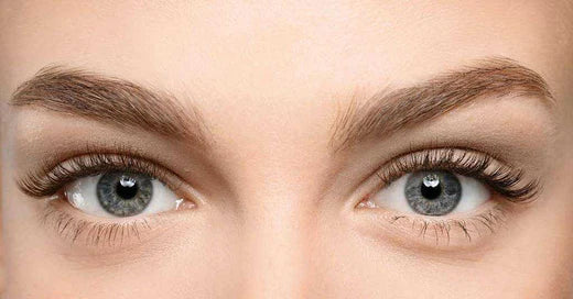 femme aux cils et sourcils rehaussés