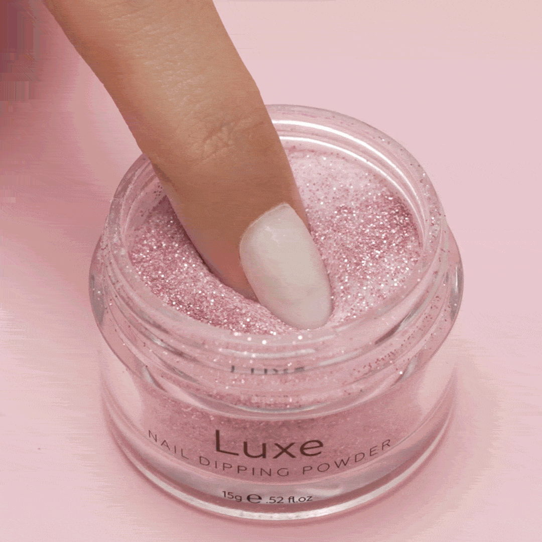 animation de pose d’ongles par trempage